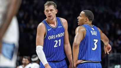 Bild: Andreas Gora/dpa
Moritz Wagner (l.) steuerte beim Sieg seiner Orlando Magic gegen die Brooklyn Nets von der Bank aus 14 Punkte bei. (Archivbild)