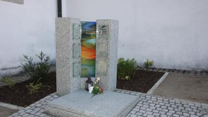 Bild: kro
Zwei Urnenstelen mit insgesamt sechs Kammern wurden jüngst gleich neben der Pfarrkirche in Wondreb installiert. Ein Grab ist schon belegt.