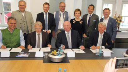Bild: kro
Viel Prominenz war der geschichtsträchtigen Unterzeichnung zugegen (von links): Leonhard Zintl, Volker Tolkmitt, Waldemar Berg und Clemens Bulitta. Stehend von links Landrat Roland Grillmeier, Ministerpräsident Michael Kretschmer, Bürgermeister Roman Schäffler, Christiane Hellbach (OTH Amberg-Weiden), Bundestagsabgeordneter Albert Rupprecht und Landtagsvizepräsident Tobias Reiß.