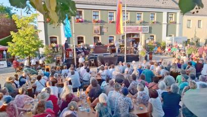 Bild: gz
Zahlreiche Zuschauer verfolgte die Verhandlung des "Königlich-Bayerischen Amtsgerichts" vor dem Rathaus in Eslarn.