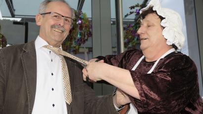 Archivbild: Hirsch
Die Närrinnen stürmen am Weiberfasching die Rathäuser und kürzen allen Männern, die ihnen über den Weg laufen, die Krawatten.