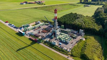 Bild: Peter Kneffel/dpa
Der Bohrturm ist zwar schon längst wieder abgebaut - die Sorge um das Trinkwasser der Gemeinde Reichling unweit des Ammersees ist aber groß. Auch das Wasserwirtschaftsamt Weilheim fürchtet angesichts hoher Schadstoffwerte um die Sicherheit der örtlichen Trinkwasserquelle unweit des Bohrplatzes. (Archivbild)