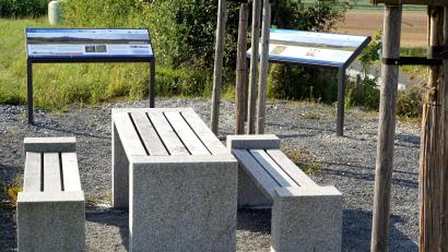 Bild: bkr
Zwei Infotafeln des Geoparks Bayern-Böhmen ergänzen seit ein paar Tagen die Aussichtsplattform zwischen Kulmain und Zinst. Für den Basaltsteinbruch ist eine weitere vorgesehen.