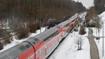 Bild: Roland Wellenhoefer
Ein Regionalexpress blieb am Freitagmittag bei Altenstadt/WN wegen eines Defekts liegen, die Reisenden mussten evakiert werden.