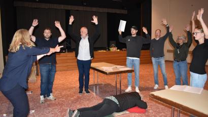 Bild: rgr
Hände hoch! Die Proben für den neuesten Wirtshauskrimi „Der Schatz des Pythagoras“ laufen auf Hochtouren.