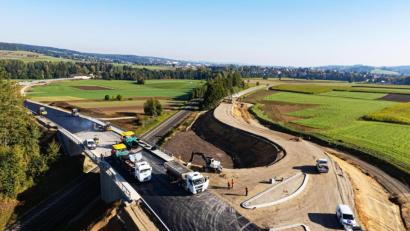 Archivbild: Wolfgang Erhardt
Alle sieben Brücken der Waldershofer Ortsumgehung sind mittlerweile fertiggestellt. Die Maßnahme war eines der größten und spektakulärsten Bauprojekte des Staatlichen Bauamts Amberg-Sulzbach im vergangen Jahr.