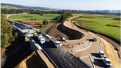 Archivbild: Wolfgang Erhardt
Alle sieben Brücken der Waldershofer Ortsumgehung sind mittlerweile fertiggestellt. Die Maßnahme war eines der größten und spektakulärsten Bauprojekte des Staatlichen Bauamts Amberg-Sulzbach im vergangen Jahr.