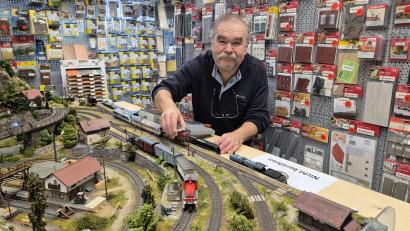 Bild: Hösamer
Waldemar Aumiller gibt nach 21 Jahren sein Modellbahn- und Modellbaugeschäft an der Dachelhofer Straße in Schwandorf auf, am 5. Januar ist Schluss. Ein neuer Laden ist bereits angemietet - aber nicht mehr in der Großen Kreisstadt.