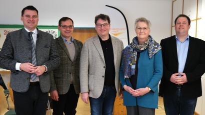 Bild: Hirsch
Von links: Der Präsident des Tourismusverbandes Ostbayern, Landrat Thomas Ebeling, der Leiter des Oberpfälzer Freilandmuseums, Tobias Hammerl, der Leiter der Staatlichen Bibliothek in Regensburg, Bernhard Lübbers, die Leiterin des Staatsarchivs Amberg, Maria Rita Sagstetter, und Bezirksheimatpfleger Tobias Appl (von links) sprachen bei der Tagung "Tourismus in der Oberpfalz - gestern und heute".