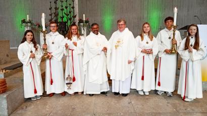 Bild: Oswald Zintl
Nach dem Gottesdienst stellten sich Pater Jo und Stadtpfarrer Bernd Philipp mit den Ministranten zu einem Erinnerungsfoto.