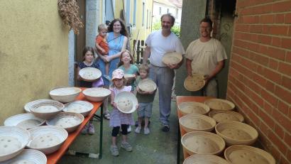 Bild: Robert Birkner
Das Brot steht zum „Einschießen“ durch die zwei Bäcker Herbert Seer und Julian Brucker bereit. Die Kinder durften gerne mithelfen und konnten hautnah miterleben, wie das Brot in den Backofen geschoben wurde.