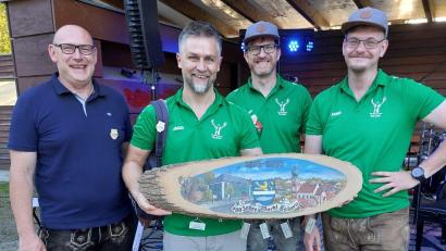 Bild: gz
Schützenmeister Daniel Biermeier (v.r.) und Organisator Christian Wild gratulierten Florian Härtl zum ersten Platz und überreichten ihn die besondere Siegertrophäe aus Holz. Der Zweitplatzierte Michael Wild durfte sich über 20 Liter Bier freuen.