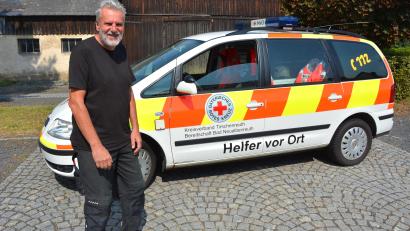Bild: jr
Die BRK-Bereitschaft Bad Neualbenreuth feiert heuer das 75-jährige Bestehen. Leiter Günter Plonner steht hier vor dem örtlichen HvO-Fahrzeug, mit dem pro Jahr über hundert ehrenamtliche Einsätze absolviert werden.