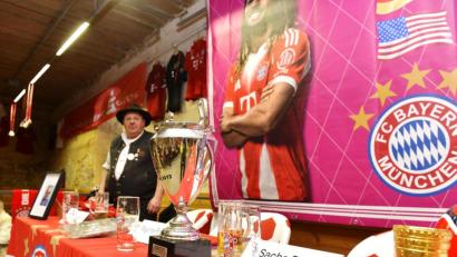 Bild: Hubert Ziegler
Alles war für den Empfang von Sacha Boey in Vilseck vorbereitet, dann musste Fanclub-Chef Josef Finster die kurzfristige Absage verkünden.