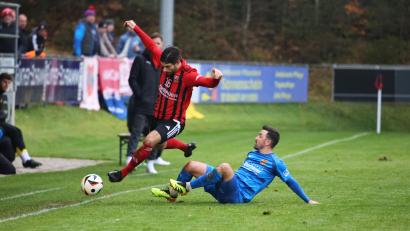 Archivbild: Dieter Jäschke
Paul Weidhas (rotes Trikot) und der SC Luhe-Wildenau bestreiten am Samstag um 14 Uhr ein Testspiel gegen den FCV Röslau.