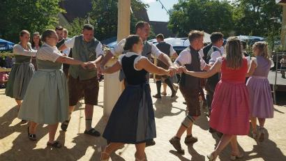 Bild: Kirwaverein Kirchenthumbach/Kerstin Gerchau
Nach 18 Jahren wurde wieder eine alte Tradition auferweckt: Elf Paare am Baum tanzten den 25 Meter hohen Kirwabaum aus.