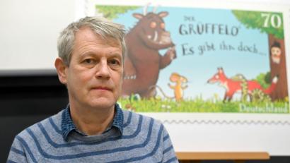 Bild: Henning Kaiser/dpa
Der deutsche Illustrator Axel Scheffler gab dem weltberühmten Monster vor Jahren sein Gesicht. (Archivbild)