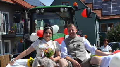 Bild: gi
Ein Stück Weges wurde das Brautpaar Florian Völkl und Lisa Hölzl mit dem Traktor zur Hochzeit auf Schloss Burgtreswitz chauffiert.