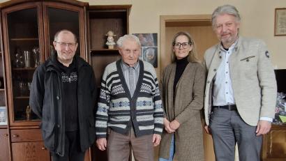 Bild: Markt Plößberg
Alfred Braun (Zweiter von links) feierte 90. Geburtstag. Neben seiner Tochter Ulrike Hagen (Zweite von rechts) wünschten Plößbergs Pfarrer Thomas Thiermann (links) und Bürgermeister Lothar Müller (rechts) alles Gute.