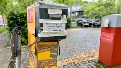 Bild: Gabi Schönberger
Die Überreste der kaputten Schrankenanlage stehen noch auf dem Parkplatz vor der Weidener Max-Reger-Halle.