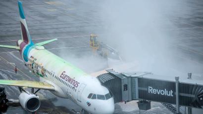 Bild: Carsten Koall/dpa
Aufgrund der Witterungen dauert das Enteisen der Maschinen derzeit noch deutlich länger als sonst.