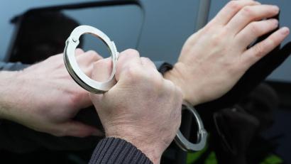 Bild: Marcus Brandt/dpa
Der Verdächtige sitzt inzwischen in Untersuchungshaft. (Symbolbild)