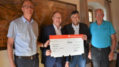 Bild: rgr
Das Geburtstagsgeld von Bürgermeister Edgar Knobloch ging an einige Vereine für gemeinnützige Zwecke, (von links) Andreas Greiner, Herbert Kuchlbauer, der einen symbolischen Scheck dabei hatte, Bürgermeister Edgar Knobloch und Helmuth Wächter.