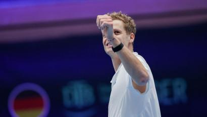 Bild: Rolf Vennenbernd/dpa
Yannick Hanfmann freute sich über seinen Sieg in der Begegnung mit Peru.