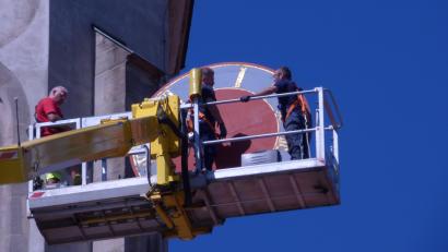 Bild: Rainer Sollfrank
Eines der vier Ziffernblätter ist sicher im Korb der Hebebühne verstaut.