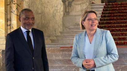 Bild: Ann-Beatrice Clasmann/-/dpa
Bundesjustizministerin Stefanie Hubig (SPD) triff den den stellvertretenden Gerichtskanzler des Internationalen Gerichtshofs (IGH), Jean-Pelé Fomété.