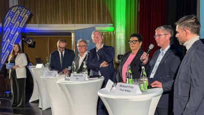 Bild: Petra Hartl
Podiumsdiskussion zur OB-Wahl im Ring-Theater Amberg. Von links: Tuncer Ayten (Amberger Bunt), Hans-Jürgen Bumes (Die Liste/Grüne), Stefan Ott (CSU), Birgit Fruth (SPD), Franz Badura (ÖDP), und Michael Fritz (Freie Wähler).