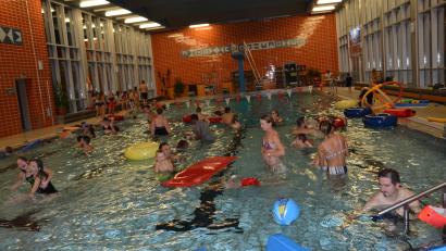 Archivbild: gi
Freuen dürfen sich alle „Wasserratten“, ob Schwimmer oder Nichtschwimmer, denn am Donnerstag, 21. August, wird das Ozon-Hallenbad in Moosbach wieder geöffnet.