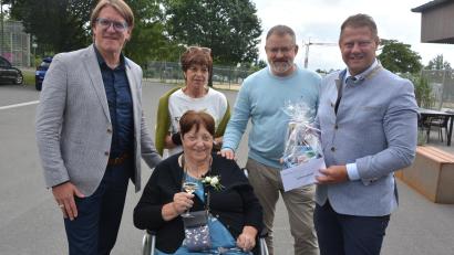 Bild: jr
Christa Siller (vorne) feierte am Samstag ihren 85. Geburtstag, Die gebürtige Floßerin arbeitete jahrzehntelang mit im familieneigenen Malerbetrieb in Mitterteich, seit drei Jahren verbringt sie ihren Lebensabend in Tirschenreuth. Mit im Bild (stehend von links) ihre Kinder Karl, Annette und Udo sowie Bürgermeister Stefan Grillmeier.