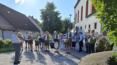 Bild: gz
Die Blaskapelle "Schlossberger" hatte 2. Bürgermeister Thomas Kleber und zahlreiche Gratulanten für den Eslarner Pfarrer Erwin Bauer (links) zu seinem 70. Geburtstag im Schlepptau.