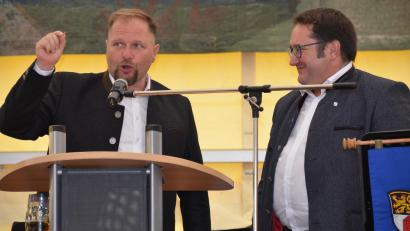 Bild: ak
Den von MdL und Wirtschaftsstaatssekretär Tobias Gotthardt (rechts) gefundenen Glückspfennig erhält bei Freie Wähler-Landratskandidat Hubert Schicker (links) einen Ehrenplatz.