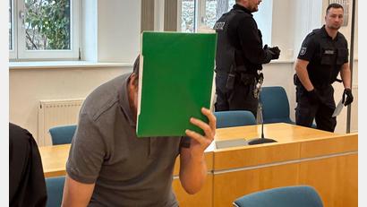 Bild: Marie Frech/dpa
Der frühere Lehrer wurde wegen dutzendfachen Missbrauchs von Schülerinnen zu mehreren Jahren Haft verurteilt.