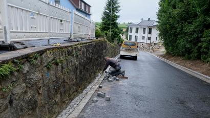 Bild: Fred Lehner
Noch müssen Restarbeiten an den erneuerten Straßen in Floß vorgenommen werden.