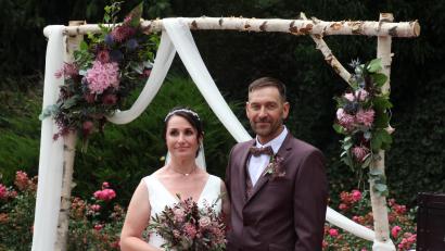 Bild: kro
Annett und Matthias Waidhas sagten an der Lourdes-Grotte in Fockenfeld einander "Ja".