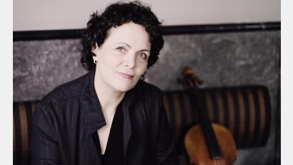 Bild: Marco Borggreve/exb
Star-Bratschistin Tabea Zimmermann gibt einen Kammermusik-Abend im Stadttheater Amberg.