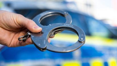 Bild: David Inderlied/dpa
Die Verdächtigen sitzen in Untersuchungshaft. (Symbolbild)