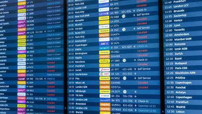 Bild: Carsten Koall/dpa
Der Flugbetrieb am BER soll nach einer Unterbrechung wieder starten.