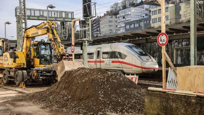Bild: Oliver Berg/dpa
Die Bagger am Wuppertaler Hauptbahnhof stehen schon bereit.