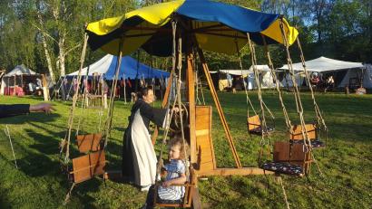 Bild: allforyouevents
Mit dem von Hand betriebenen Karussell können Kinder beim Mittelalterfest am Kiesi-Beach in Pressath ihre Runden drehen.