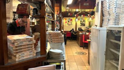 Bild: Susanne Schwab
So präsentierte sich die Südtiroler Weinstube beim Betreten: Chef Luigi Lentini hinter dem Tresen und zahlreich aufgestapelte Pizzaschachteln, bereit für die Lieferung und Abholung der vorbestellten Pizzen.