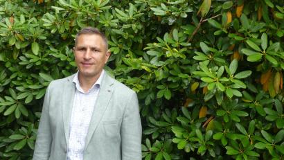 Bild: rn
Beim Besuch der Kriegergedenkkapelle Stegenthumbach kündigte Marcus Gradl die bevorstehende Neugestaltung der Anlage an.