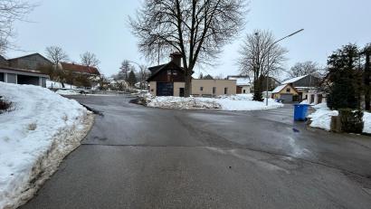 Bild: ck
In Oberlind wird heuer am Dorfplatz im Bereich des Feuerwehrhauses die Straße erneuert. Außerdem wird die Wasserleitung erneuert sowie Reparaturen am Kanal vorgenommen. Die Maßnahme soll die Anwohner bei Starkregen vor Überflutungen schützen.