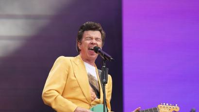 Bild: Joe Giddens/PA Wire/dpa
Rick Astley greift gern mal in die Saiten. (Archivbild)