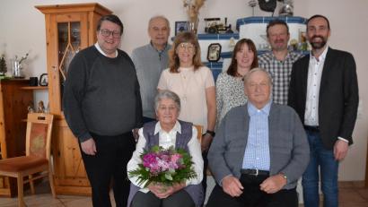 Bild: gi
Maria und Erhard Kölbl (vorne, sitzend) feierten Diamantene Hochzeit. Dazu gratulierten ihre vier Kinder sowie Pfarrer Udo Klösel und Bürgermeister Armin Bulenda (hinten rechts).