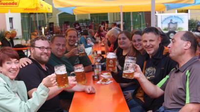 Bild: wro
Zum Bürgerfest in Falkenberg gehören gute Laune, Geselligkeit und handgemachtes Zoiglbier aus dem Brauhaus nahe der Waldnaab.