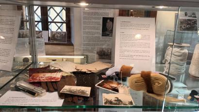 Bild: Bernhard Piegsa
Mit einer von der Unternehmerfamilie reich bestückten Sonderausstellung erinnert das Kemnather Museum an das Vertriebenenunternehmen Richter, das bis in die 1980er Jahre in Kemnath Handschuhe und andere Bekleidungsstücke herstellte.